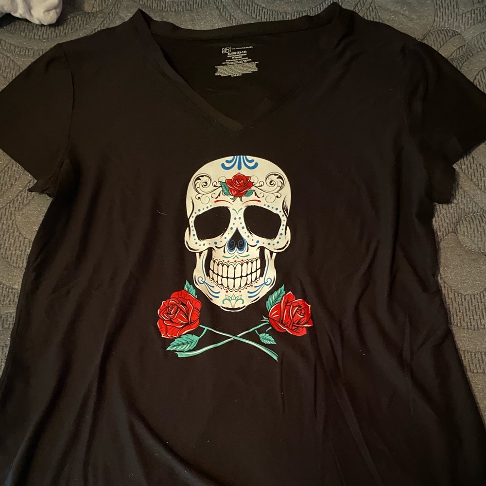 V neck graphic tshirt
